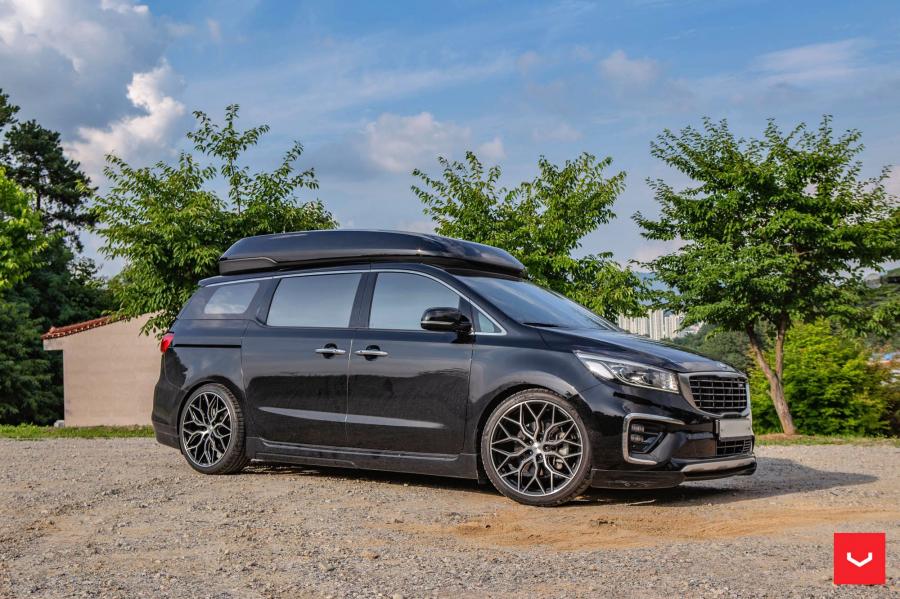  Kia Grand Sedona on Vossen Wheels (HF-2) 2019 года  (фото 1 из 10)